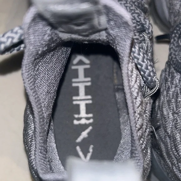 Nike LeBron 15 “City Edition” Wolf Grey/Metallic Gold Size Men 4 Youth Like new - Picture 12 of 16